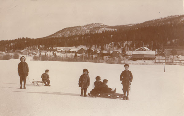 [Barn med kjelker ved Mogarden]