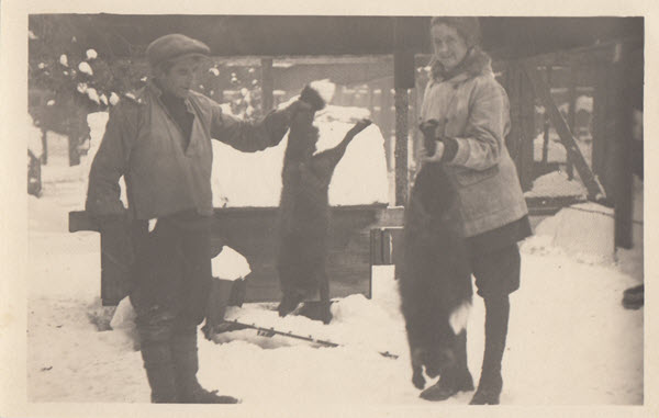 [Anges Jakhelln og nevø Chalmer med hver sin rev i revegården på Taraldstu]